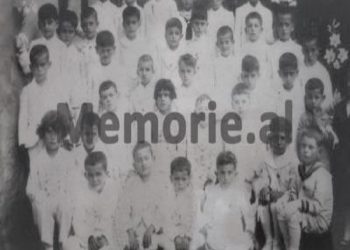 Koha e komunizmit, kur Dom Ernest Troshani jepte meshë për Krishtlindjet / Fotot e panjohura