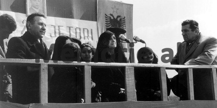 Enveri në Byro: Kur u sëmura unë, pati shokë që u alarmuan e thanë: “Ç’do të bëhemi ne, sikur të pësojë gjë shoku Enver!”.