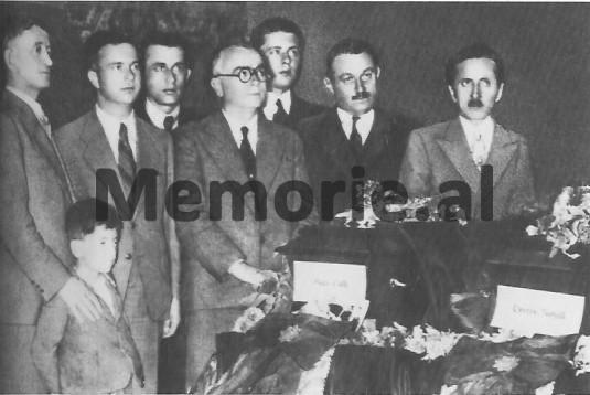 Fotot e rralla / Kur Enver Hoxha pozonte pranë kreut të mëvonshëm të Ballit Kombëtar, e djalit të tij, që u bë nënkryetar i Partisë Demokratike, dhe si i zhduku më pas ata duke i retushuar…