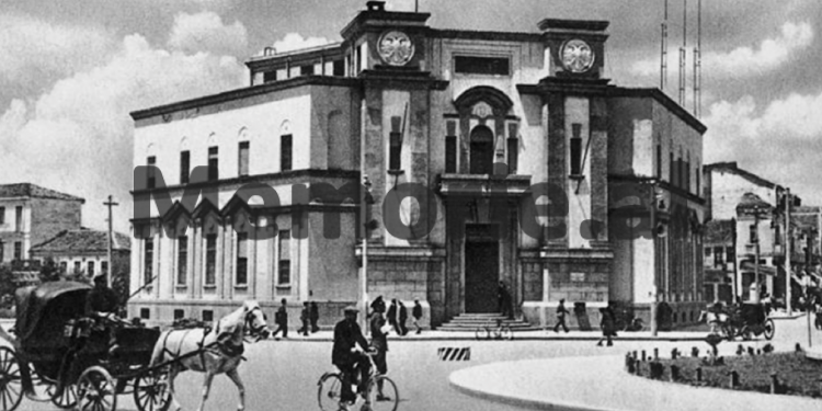 Kur gazetari i Monarkisë, Mavraqi, denonconte për korrupsion, Bashkinë dhe firmën SITA, e cila merrej me elektrifikimin e Tiranës dhe ndriçimin e Bulevardit, Zog i I-rë….