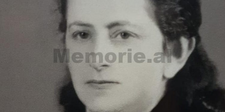 “Nexhmije Hoxhën e mbajtëm 7 vite në shtëpi, ajo na la 47 vjet në burgje e internime ne 7-të vëllezër e motra….”/ Dëshmia e rrallë e djalit të ish-kreut të Ballit Kombëtar për “vajzat me kordele të kuqe”