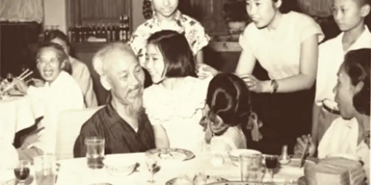 Kur Enver Hoxha dhuronte zift, vajguri dhe aheng për “vëllezërit vietnamezë” / Kujtimet e Osman Dylgjerit nga Ansamblit Ushtrisë…