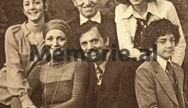 “Kur një shoqe e ngushtë i tha Nexhmijes se: ‘Shano po vdes për bukë’, ajo ia ktheu: ‘akoma nuk ka ngordhur…”?! / Dëshmia e të birit të ish ministrit, për të motrën, një nga “Vajzat me kordele të kuqe”