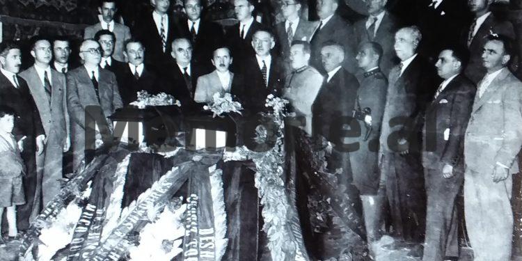 Fotot e rralla / Kur Enver Hoxha pozonte pranë kreut të mëvonshëm të Ballit Kombëtar, e djalit të tij, që u bë nënkryetar i Partisë Demokratike, dhe si i zhduku më pas ata duke i retushuar…