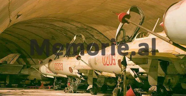 Ulu ti Mehmet dhe mos fol këta janë specialistë dhe aeroporti do bëhet në Gjadër dhe jo në Hekal” / Dëshmia e ish-komandantit të Aviacionit për debatet e Enverit në…