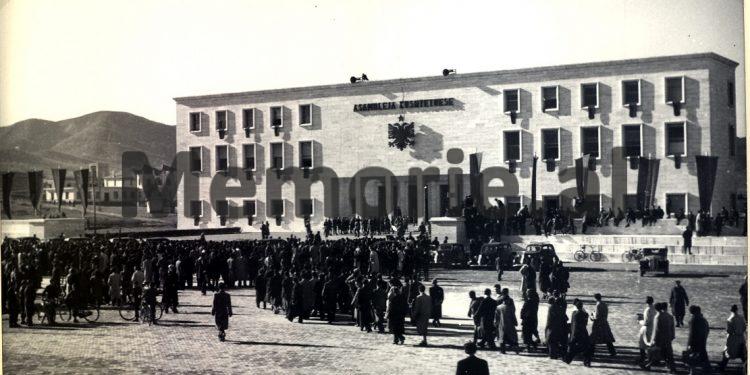 11 Janar 1946, kur Enveri e shpalli Shqipërinë Republikë, në prezencën e misioneve të SHBA-së, BRSS-së, Francës, Britanisë e Jugosllavisë/ Si reagoi Mbreti Zog nga Londra…