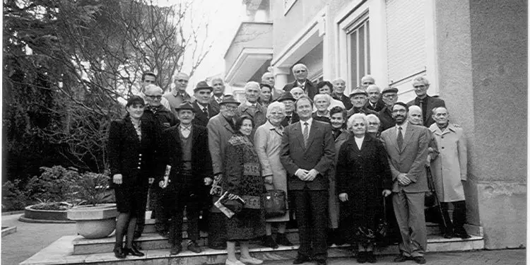 “Torturat, pushkatimi i 104 shokëve dhe lirimi pasi familjet paguan 20 napolona flori../Kujtimet e ish-të burgosurit në kampin nazist të Prishtinës.”