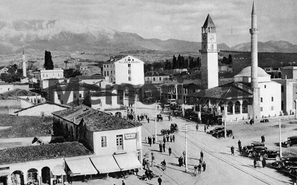 Kur gazetari i Monarkisë, Mavraqi, denonconte për korrupsion, Bashkinë dhe firmën SITA, e cila merrej me elektrifikimin e Tiranës dhe ndriçimin e Bulevardit, Zog i I-rë….