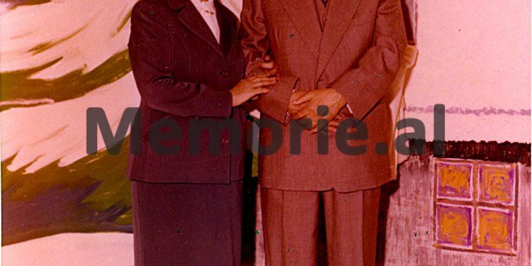 Si e festonte “shoku Enver”,  vitin e ri / Nga familja, Byroja Politike, mbrëmja me fatosat e pionerët, etj.  (Fotot e panjohura)