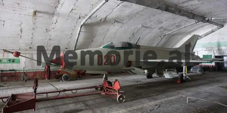 Ulu ti Mehmet dhe mos fol këta janë specialistë dhe aeroporti do bëhet në Gjadër dhe jo në Hekal” / Dëshmia e ish-komandantit të Aviacionit për debatet e Enverit në…