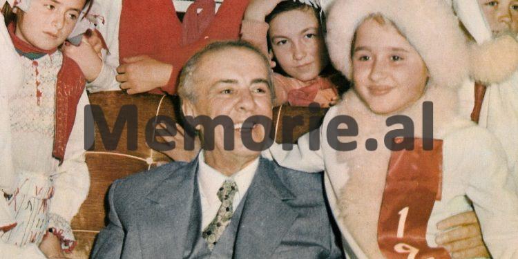 Si e festonte “shoku Enver”,  vitin e ri / Nga familja, Byroja Politike, mbrëmja me fatosat e pionerët, etj.  (Fotot e panjohura)