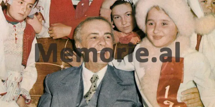Si e festonte “shoku Enver”,  vitin e ri / Nga familja, Byroja Politike, mbrëmja me fatosat e pionerët, etj.  (Fotot e panjohura)