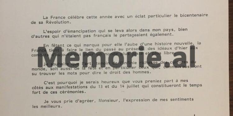 “Zoti Kadare, jam i lumtur t’ju kem pranë në festimet e 200-vjetorit të Francës” / Letra e ’89-ës e Presidentit Mitterand, që kishte ftuar 35 kryetar shtetesh dhe “harruar” Ramiz Alinë