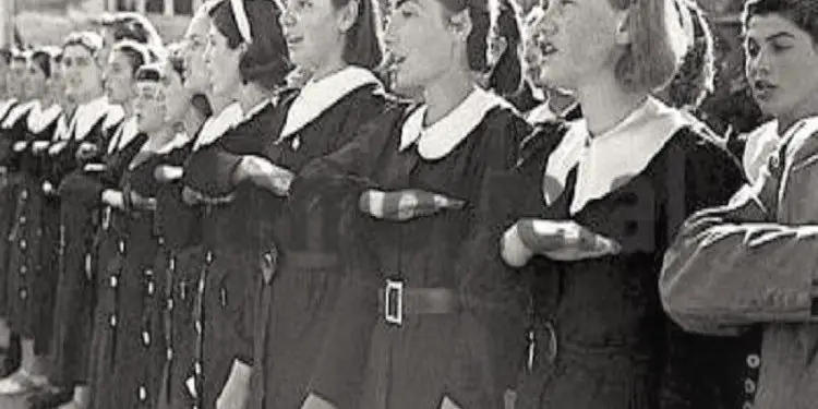 “Nexhmije Hoxhën e mbajtëm 7 vite në shtëpi, ajo na la 47 vjet në burgje e internime ne 7-të vëllezër e motra….”/ Dëshmia e rrallë e djalit të ish-kreut të Ballit Kombëtar për “vajzat me kordele të kuqe”