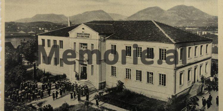 “Nexhmije Hoxhën e mbajtëm 7 vite në shtëpi, ajo na la 47 vjet në burgje e internime ne 7-të vëllezër e motra….”/ Dëshmia e rrallë e djalit të ish-kreut të Ballit Kombëtar për “vajzat me kordele të kuqe”