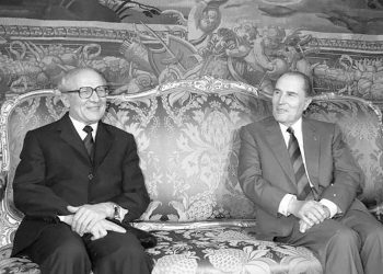 “Zoti Kadare, jam i lumtur t’ju kem pranë në festimet e 200-vjetorit të Francës” / Letra e ’89-ës e Presidentit Mitterand, që kishte ftuar 35 kryetar shtetesh dhe “harruar” Ramiz Alinë