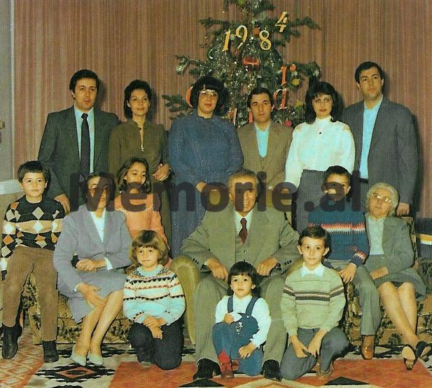Si e festonte “shoku Enver”, vitin e ri / Nga familja, Byroja Politike, mbrëmja me fatosat e pionerët, etj. (Fotot e panjohura)