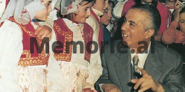 Si e festonte “shoku Enver”,  vitin e ri / Nga familja, Byroja Politike, mbrëmja me fatosat e pionerët, etj.  (Fotot e panjohura)