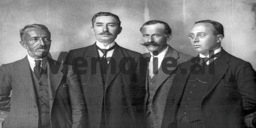 16 janar 1925, kur “GAZETA’ e KORÇËS”, botonte njoftimin e Zyrës së Shtypit të kryeministrit Zog, për paratë që grabiti Noli dhe qeveria e tij nga arka…