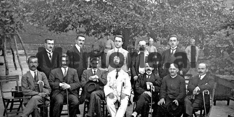 16 janar 1925, kur “GAZETA’ e KORÇËS”, botonte njoftimin e Zyrës së Shtypit të kryeministrit Zog, për paratë që grabiti Noli dhe qeveria e tij nga arka…