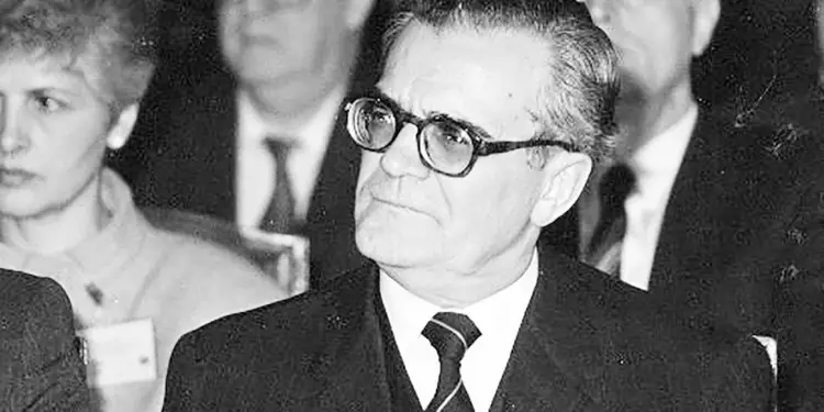 “Zoti Kadare, jam i lumtur t’ju kem pranë në festimet e 200-vjetorit të Francës” / Letra e ’89-ës e Presidentit Mitterand, që kishte ftuar 35 kryetar shtetesh dhe “harruar” Ramiz Alinë