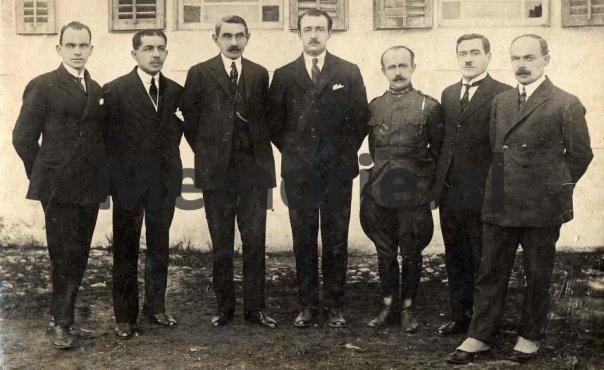 16 janar 1925, kur “GAZETA’ e KORÇËS”, botonte njoftimin e Zyrës së Shtypit të kryeministrit Zog, për paratë që grabiti Noli dhe qeveria e tij nga arka…