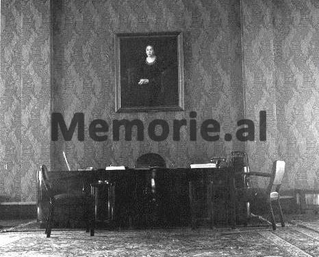 16 janar 1925, kur “GAZETA’ e KORÇËS”, botonte njoftimin e Zyrës së Shtypit të kryeministrit Zog, për paratë që grabiti Noli dhe qeveria e tij nga arka…