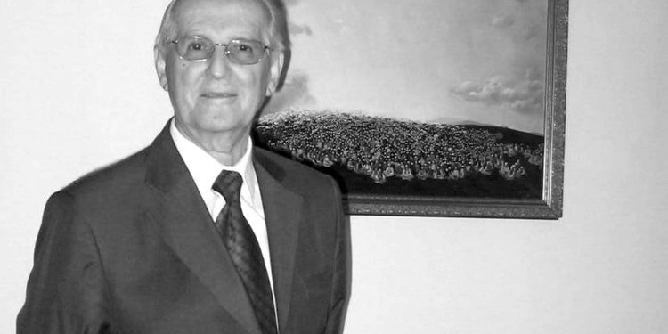 “Zoti Kadare, jam i lumtur t’ju kem pranë në festimet e 200-vjetorit të Francës” / Letra e ’89-ës e Presidentit Mitterand, që kishte ftuar 35 kryetar shtetesh dhe “harruar” Ramiz Alinë