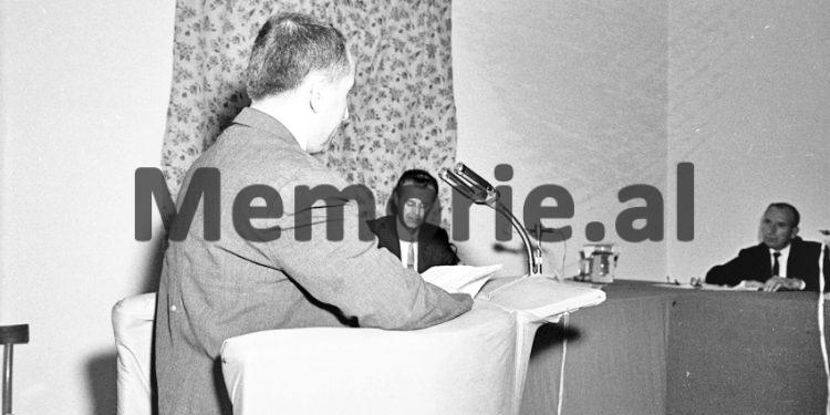 “Po pse, vëllanë e Panajot Plakut keni vënë ju te Nafta, ku na kanë sulmuar të gjithë armiqtë”?!/ Debatet e Enverit me Këllezin pas letrës së rojes së natës që “zbuloi” sabotimin…