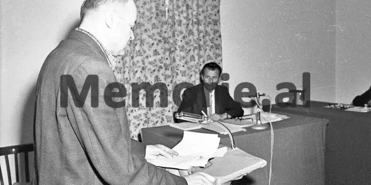 “Po pse, vëllanë e Panajot Plakut keni vënë ju te Nafta, ku na kanë sulmuar të gjithë armiqtë”?!/ Debatet e Enverit me Këllezin pas letrës së rojes së natës që “zbuloi” sabotimin…