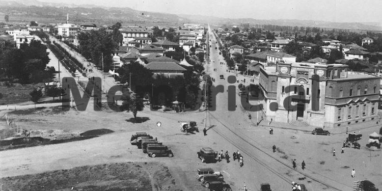 Kur gazetari i Monarkisë, Mavraqi, denonconte për korrupsion, Bashkinë dhe firmën SITA, e cila merrej me elektrifikimin e Tiranës dhe ndriçimin e Bulevardit, Zog i I-rë….