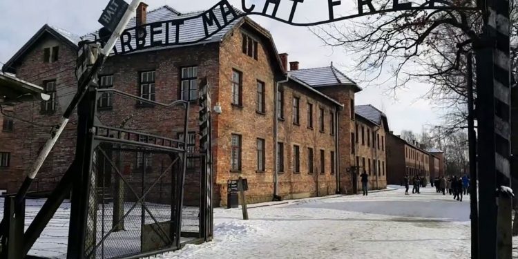 “Torturat, pushkatimi i 104 shokëve dhe lirimi pasi familjet paguan 20 napolona flori../Kujtimet e ish-të burgosurit në kampin nazist të Prishtinës.”