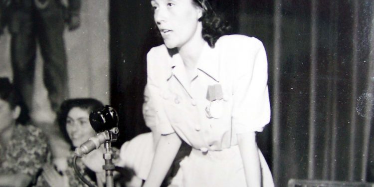 “Kur një shoqe e ngushtë i tha Nexhmijes se: ‘Shano po vdes për bukë’, ajo ia ktheu: ‘akoma nuk ka ngordhur…”?! / Dëshmia e të birit të ish ministrit, për të motrën, një nga “Vajzat me kordele të kuqe”