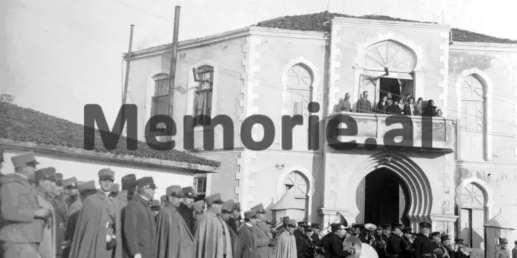Kur gazetari i Monarkisë, Mavraqi, denonconte për korrupsion, Bashkinë dhe firmën SITA, e cila merrej me elektrifikimin e Tiranës dhe ndriçimin e Bulevardit, Zog i I-rë….