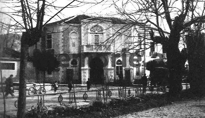 Kur gazetari i Monarkisë, Mavraqi, denonconte për korrupsion, Bashkinë dhe firmën SITA, e cila merrej me elektrifikimin e Tiranës dhe ndriçimin e Bulevardit, Zog i I-rë….