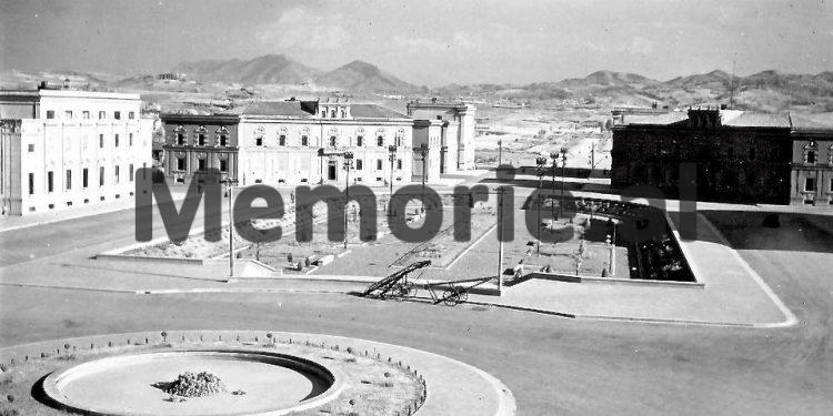 Kur gazetari i Monarkisë, Mavraqi, denonconte për korrupsion, Bashkinë dhe firmën SITA, e cila merrej me elektrifikimin e Tiranës dhe ndriçimin e Bulevardit, Zog i I-rë….