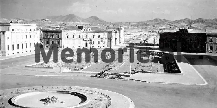 Kur gazetari i Monarkisë, Mavraqi, denonconte për korrupsion, Bashkinë dhe firmën SITA, e cila merrej me elektrifikimin e Tiranës dhe ndriçimin e Bulevardit, Zog i I-rë….