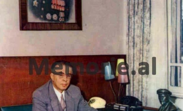 Zbulohen dokumentet arkivore/ Testamenti pasuror që i erdhi Enver Hoxhës në ’81-in dhe si ja mbajti të fshehur Nexhmija, e cila në ’85-ën, pas vdekjes së tij, shkoi në….
