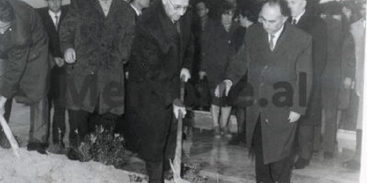Historia e panjohur e dy vëllezërve Manço: Legjenda e minierës së Bulqizës, “Hero i Punës Socialiste” dhe deputet, u varros me nderime te Dëshmorët e Kombit, vëllai i vdiq në tortura…