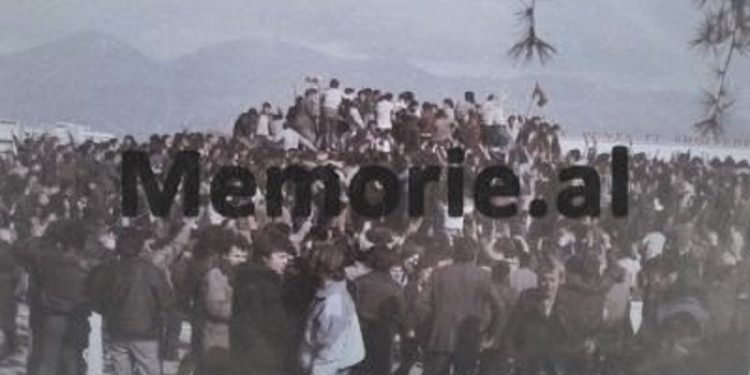 29 unknown photos of February 20, 1991, From protests in the city of “Student”, to tanks on Boulevard and clashes with police at “Skanderbeg Square” tearing down the dictator’s monument.