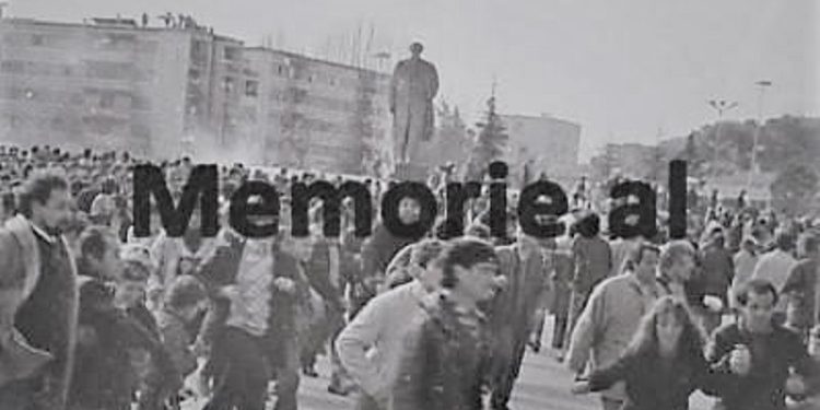 29 unknown photos of February 20, 1991, From protests in the city of “Student”, to tanks on Boulevard and clashes with police at “Skanderbeg Square” tearing down the dictator’s monument.
