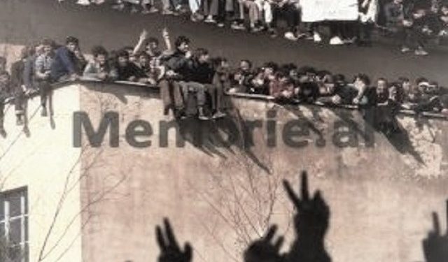 29 unknown photos of February 20, 1991, From protests in the city of “Student”, to tanks on Boulevard and clashes with police at “Skanderbeg Square” tearing down the dictator’s monument.