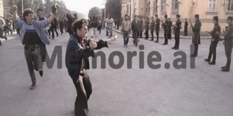 29 unknown photos of February 20, 1991, From protests in the city of “Student”, to tanks on Boulevard and clashes with police at “Skanderbeg Square” tearing down the dictator’s monument.