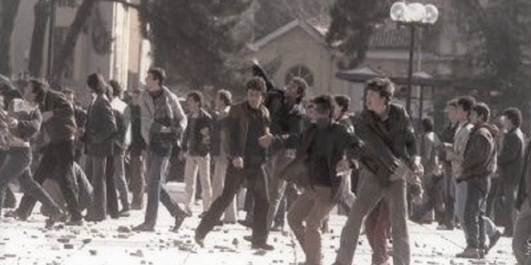 29 unknown photos of February 20, 1991, From protests in the city of “Student”, to tanks on Boulevard and clashes with police at “Skanderbeg Square” tearing down the dictator’s monument.