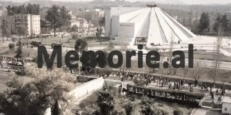 29 unknown photos of February 20, 1991, From protests in the city of “Student”, to tanks on Boulevard and clashes with police at “Skanderbeg Square” tearing down the dictator’s monument.