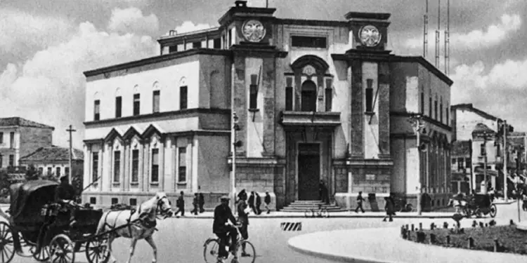 U diplomua në Kembrixh dhe përfaqësoi Shqipërinë në Konferencën e Paqes, por u burgos nga komunistët/ Historia e panjohur e kryetarit të Bashkisë së Tiranës, që vdiq në mjerim në…