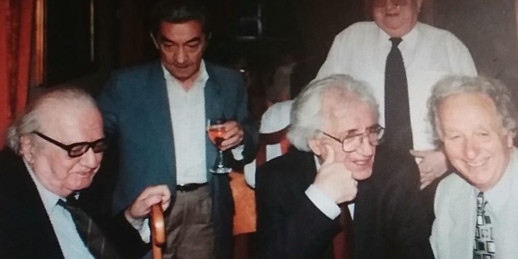 Foto e rrallë / Kur “Pesë heronjtë” e gazetarisë dhe letrave shqipe, mblidheshin bashkë për…