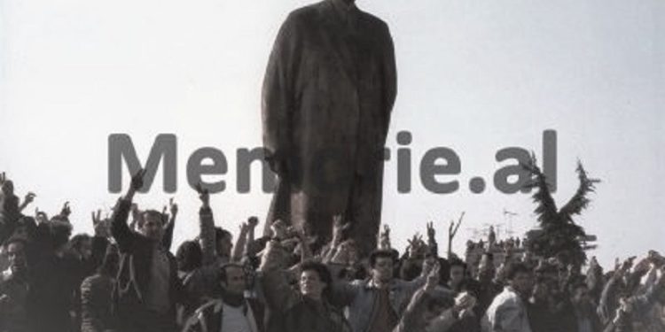 29 unknown photos of February 20, 1991, From protests in the city of “Student”, to tanks on Boulevard and clashes with police at “Skanderbeg Square” tearing down the dictator’s monument.