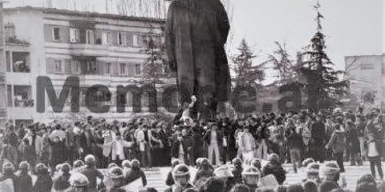 29 unknown photos of February 20, 1991, From protests in the city of “Student”, to tanks on Boulevard and clashes with police at “Skanderbeg Square” tearing down the dictator’s monument.