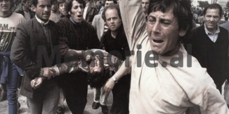 29 unknown photos of February 20, 1991, From protests in the city of “Student”, to tanks on Boulevard and clashes with police at “Skanderbeg Square” tearing down the dictator’s monument.